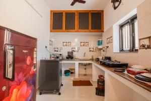 una cucina con frigorifero e piano di lavoro di Maison Annai a Pondicherry