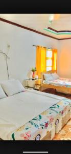 1 dormitorio con 2 camas en una habitación en Masayay Homestay With Starlink Wifi, en Santa Monica