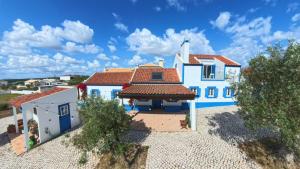 una grande casa bianca con tetto rosso di Salento ad Alcácer do Sal