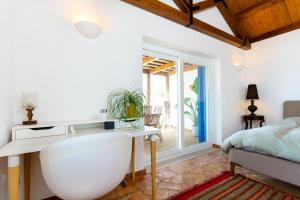 una camera da letto con un letto e una scrivania in una stanza di Salento ad Alcácer do Sal