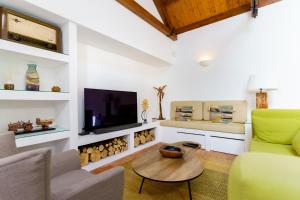 un soggiorno con tv e tavolo di Salento ad Alcácer do Sal