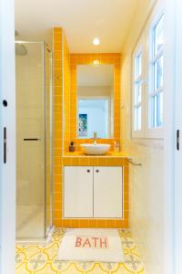 un bagno con lavandino, doccia e specchio di Salento ad Alcácer do Sal