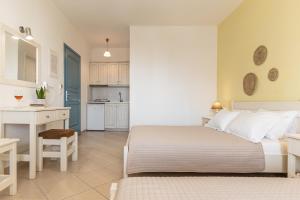 1 dormitorio con cama, escritorio y cocina en Hotel Francesca, en Agios Prokopios