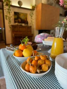 einen Tisch mit Obstteller auf dem Tisch in der Unterkunft L'Orto in San Vero Milis