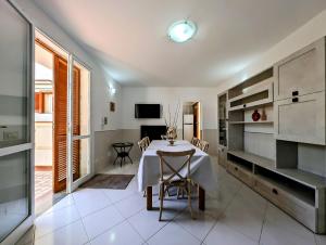 Μια τηλεόραση ή/και κέντρο ψυχαγωγίας στο Oikia Vacanze S Cesarea Casa Rosa giù