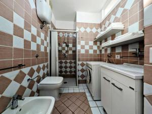 Ένα μπάνιο στο Oikia Vacanze S Cesarea Casa Rosa giù +33 φωτογραφίες