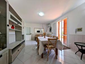 Η κουζίνα ή μικρή κουζίνα στο Oikia Vacanze S Cesarea Casa Rosa giù