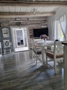 jadalnia z białym stołem i krzesłami w obiekcie Koperkowy Raj Beskid Wyspowy Domek Małopolskie w Laskowej