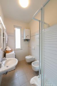 Ένα μπάνιο στο Casa Roberto - Centrale vista porto Carlo Riva