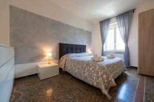 Ένα ή περισσότερα κρεβάτια σε δωμάτιο στο Casa Roberto - Centrale vista porto Carlo Riva