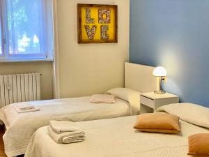 um quarto com duas camas e uma foto na parede em Como city apartment Giulio Cesare-private parking em Como