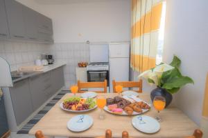 Η κουζίνα ή μικρή κουζίνα στο Peaceful Sea View Apartment