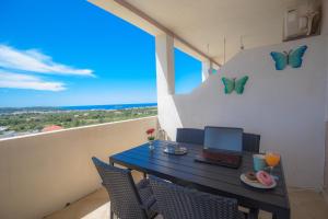 Μπαλκόνι ή βεράντα στο Peaceful Sea View Apartment