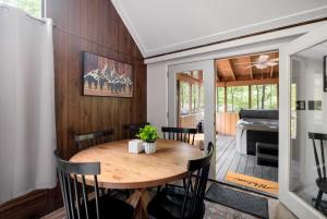 Χώρος καθιστικού στο Chalet Cabin w Hot Tub WiFi Firepit Grill Deck +24 φωτογραφίες