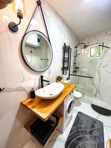 łazienka z umywalką i pralką w obiekcie Aneta Apartments w mieście Risan