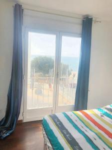 1 dormitorio con ventana y vistas al océano en 3 bedrooms apartement at Altea 100 m away from the beach with sea view furnished terrace and wifi, en Altea