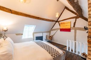 1 dormitorio con cama y ventana en The Art Studio en Henley in Arden