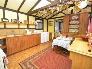 cocina grande con mesa y fregadero en 1 Bed in Shaftesbury PPLOD, en Shaftesbury