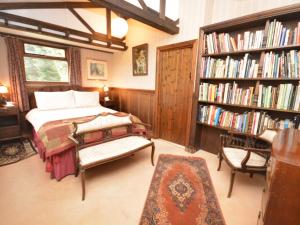 Un dormitorio con una cama y una estantería llena de libros. en 1 Bed in Shaftesbury PPLOD, en Shaftesbury