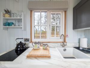 uma cozinha com um lavatório e uma bancada em 1 Bed in Wincle 58462 em Allgreave