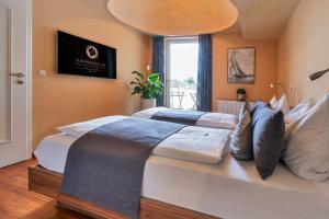 duża sypialnia z 2 łóżkami w pokoju w obiekcie Boutiquehotel zur Winzerstube - Adults Only w mieście Hagnau