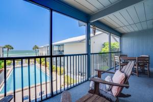 Hồ bơi trong/gần Beach Front Condo Sea View Play at Gulf Place