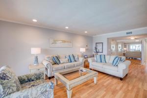 Khu vực ghế ngồi tại Beach Front Condo Sea View Play at Gulf Place +22 ảnh