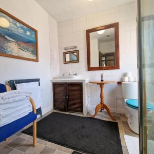 ein Badezimmer mit einem Waschbecken, einem WC und einem Spiegel in der Unterkunft Stay Norwich Apartments Trade Stay House in Norwich