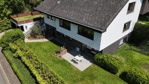 an aerial view of a house with a yard at Haus am Wald in Hillscheid