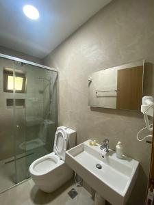 ein Bad mit einem WC, einem Waschbecken und einer Dusche in der Unterkunft Old Town Hotel in Gjirokastër