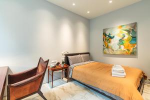 sypialnia z łóżkiem, biurkiem i obrazem w obiekcie S-Villa 3 bedrooms or 1 bedroom w mieście Vancouver