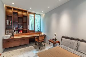 Schlafzimmer mit einem Schreibtisch, einem Bett und einem Fenster in der Unterkunft S-Villa 3 bedrooms or 1 bedroom in Vancouver