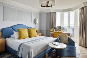 1 dormitorio con 1 cama azul y 1 silla azul en The Grand Brighton, en Brighton & Hove