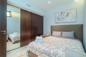 バンクーバーにあるS-Villa 3 bedrooms or 1 bedroomのベッドルーム1室(大型ベッド1台、木製ヘッドボード付)