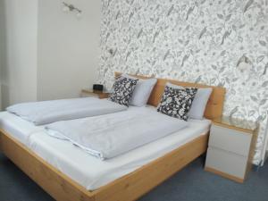 un letto con due cuscini sopra in una stanza di Hotel Bellevue a Hameln