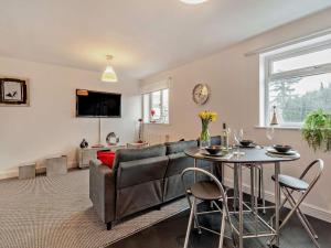een woonkamer met een bank en een tafel bij 2 Bed in Stratford-upon-Avon 94299 in Stratford-upon-Avon