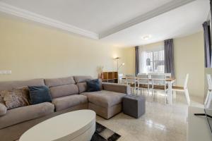 een woonkamer met een bank en een tafel bij AZUL by the Sea in Villamartin