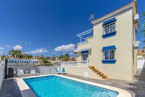 een villa met zwembad voor een huis bij AZUL by the Sea in Villamartin