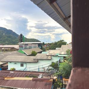een uitzicht op de stad vanuit een gebouw bij Lux Guesthouse in Phi Phi Don