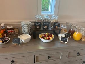 un mostrador con un bol de fruta y otros alimentos. en Braeburn Guesthouse en Fort William