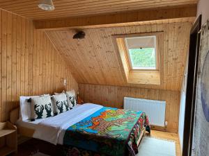 ein Schlafzimmer mit einem Bett in einem Holzzimmer in der Unterkunft Casa Muchia lui Gîrniță in Braşov