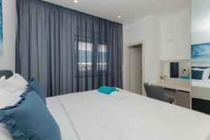 - une chambre avec un grand lit et un bureau dans l'établissement Villa Dalmatia near Imotski and Makarska, à Grubine