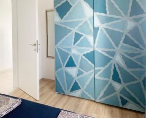 a room with a blue partition with a blue at Apartment „Blue“ in Mandre