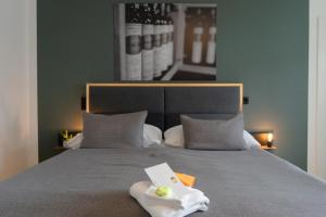 um quarto com uma cama com toalhas em KRACHER Guesthouse No 3 em Illmitz