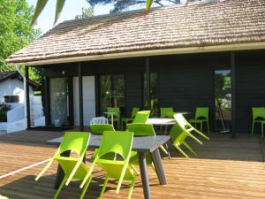 un patio con mesa y sillas en una terraza en Le Ruisseau - EuroResorts Bidart, en Bidart