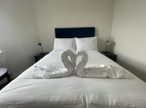 2 asciugamani sono piegati in cuori su un letto di The Norton- Hartlepool a Seaton Carew