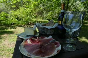 une table avec une assiette de viande et un verre de vin dans l'établissement Casino del Monaco, à Casalvieri