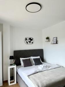 Lana apartmani في بار: غرفة نوم مع سرير كبير مع اللوح الأمامي الأسود