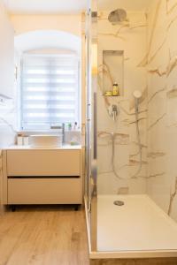 Koupelna v ubytování Luxury Lifestyle Rooms + 33 fotografií