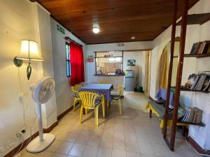 Habitación con mesa, sillas y cocina. en Caribbean Queen, en San Andrés